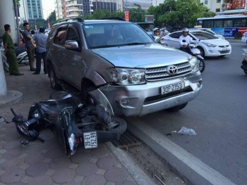 Hà Nội: Ôtô tông hàng loạt xe máy trên phố Xã Đàn