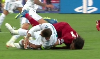 Gần 150.000 CĐV ký tên yêu cầu UEFA phạt Ramos trả lại công bằng cho Salah