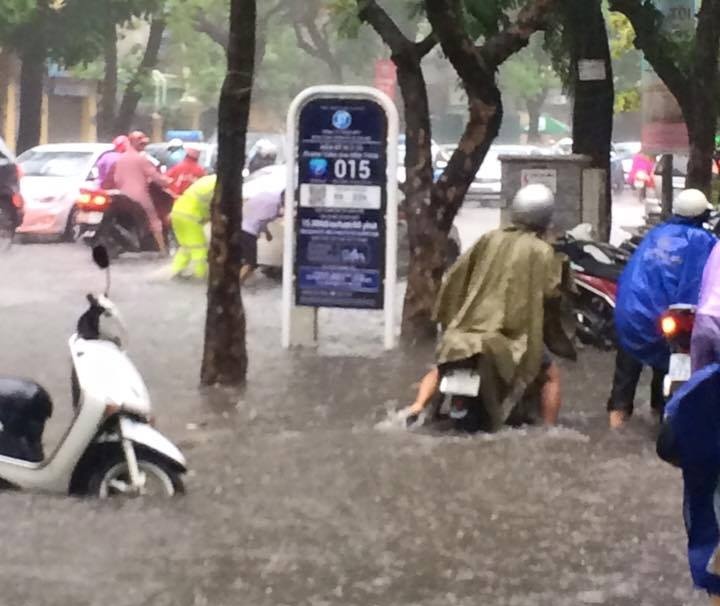 ha noi nhieu tuyen duong ngap nang sau mua lon