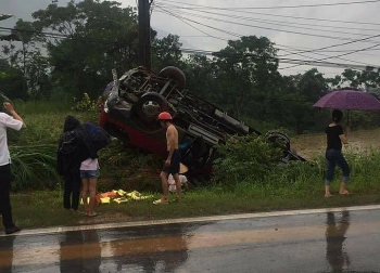 Hà Giang: Xe khách mất lái lao xuống ruộng