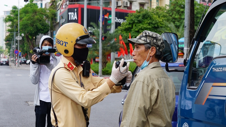 [ẢNH] Cảnh sát giao thông Hà Nội xử lý vi phạm nồng độ cồn trong mùa dịch Covid-19