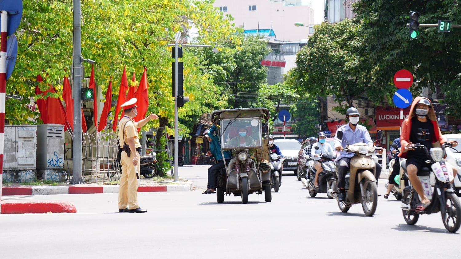 Cảnh sát giao thông Hà Nội căng mình dưới nắng 50 độ C