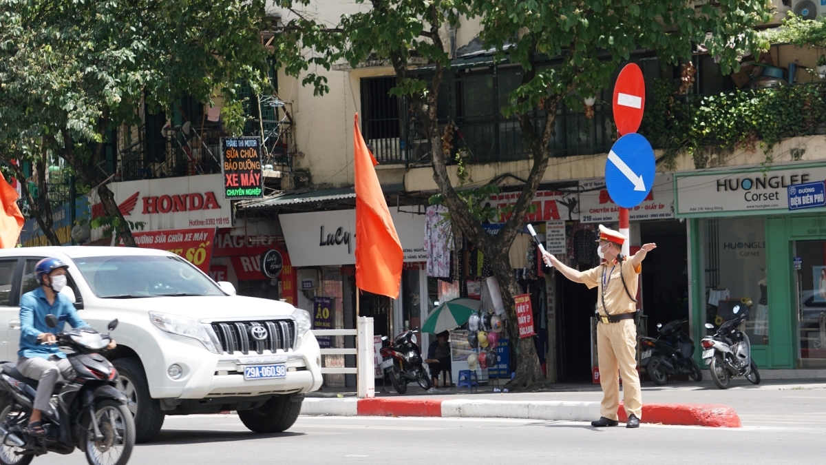 Cảnh sát giao thông Hà Nội căng mình dưới nắng 50 độ C