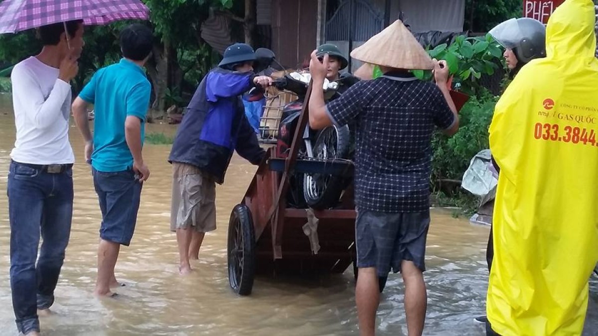 50 ngàn đồng để qua đoạn đường 50 mét ngập lụt ở Quảng Ninh