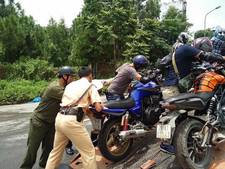 csgt ha noi dung xe chuyen dung dua nguoi dan qua vung lu