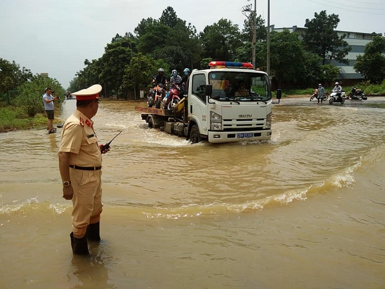 csgt ha noi dung xe chuyen dung dua nguoi dan qua vung lu