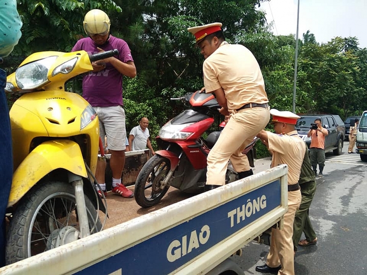 csgt ha noi dung xe chuyen dung dua nguoi dan qua vung lu