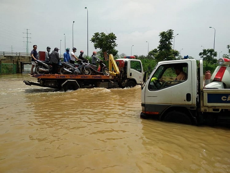 csgt ha noi dung xe chuyen dung dua nguoi dan qua vung lu