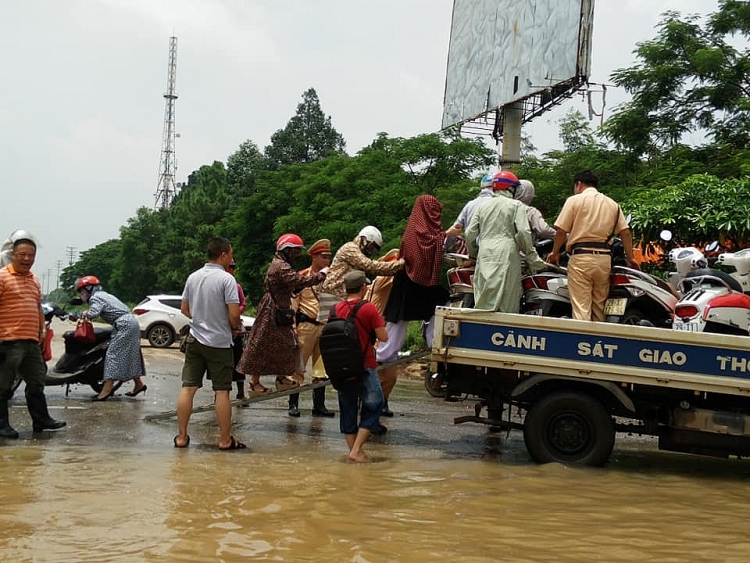 csgt ha noi dung xe chuyen dung dua nguoi dan qua vung lu