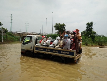 CSGT Hà Nội dùng xe chuyên dụng đưa người dân qua vùng ngập úng