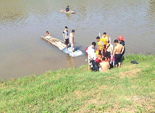 lang son bo lai dien thoai co gai tre nhay cau dong kinh