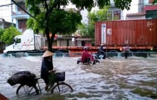 Thái Bình, Nam Định: Đường thành sông sau mưa lớn