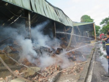 Cháy kho nguyên liệu thuốc lá rộng hàng nghìn mét vuông