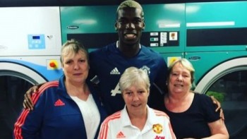 Pogba xong phần kiểm tra y tế, chụp hình với áo MU