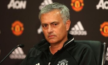 Đến lượt Mourinho 'ném đá' truyền thông