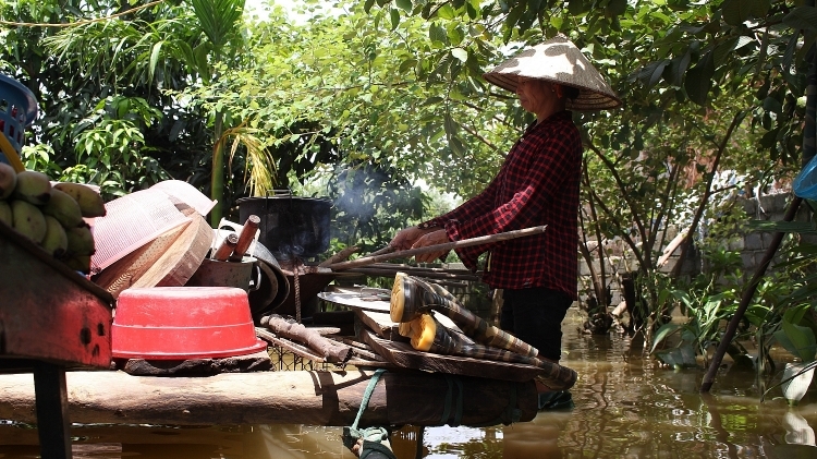 Rốn lũ Chương Mỹ: "Cả gia đình chung nhau một gói mì tôm"