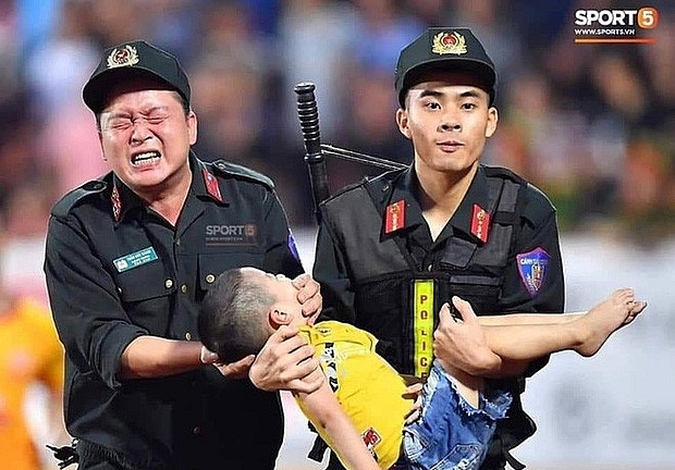 Chia sẻ của Đại úy CSCĐ để bé trai cắn tay ở Nam Định