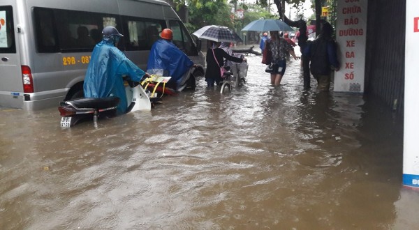 ha noi nhieu tuyen duong ngap nang vi mua keo dai