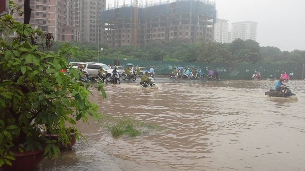 ha noi nhieu tuyen duong ngap nang vi mua keo dai