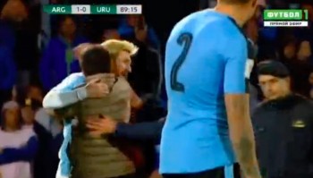 Trận Argentina - Uruguay tạm dừng vì fan cuồng lao vào quỳ lạy Messi