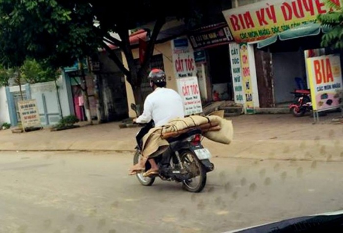 nguoi anh cho em gai benh mat giua duong len tieng