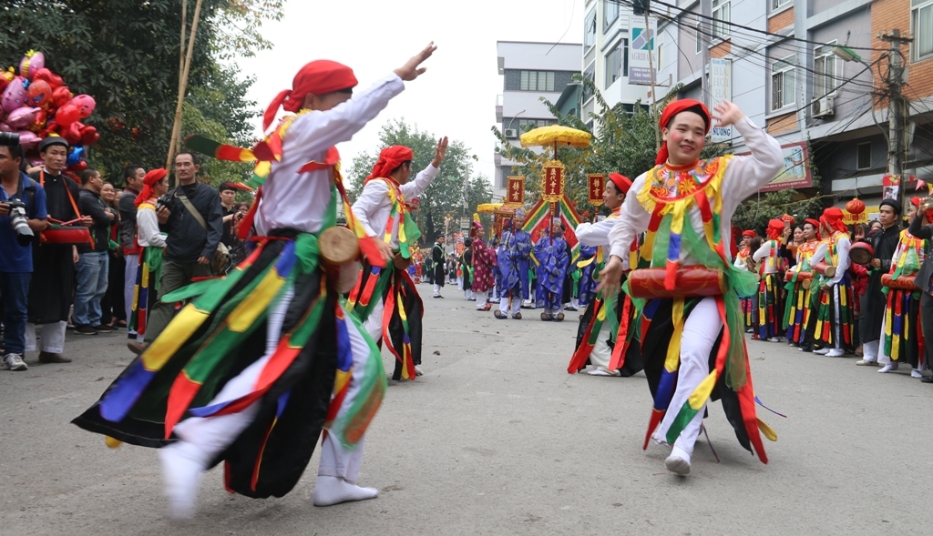 den hoi trieu khuc xem trai lang gia gai lang lo mua con di danh bong