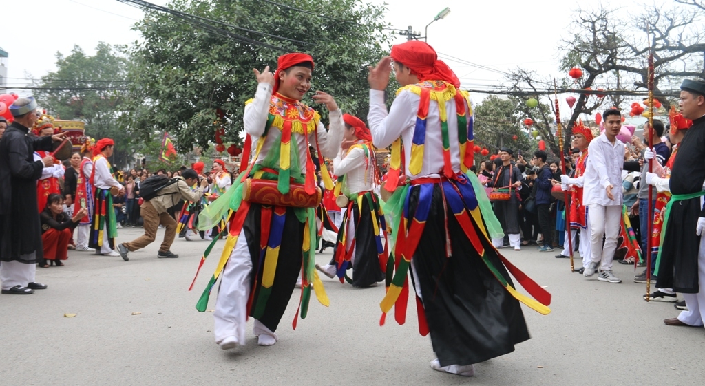 den hoi trieu khuc xem trai lang gia gai lang lo mua con di danh bong