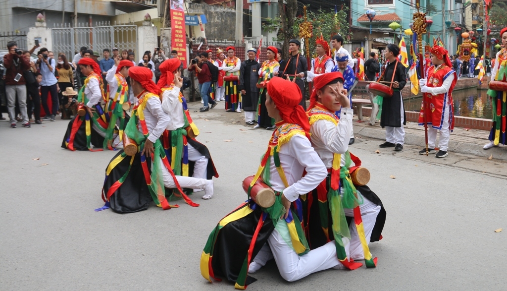 den hoi trieu khuc xem trai lang gia gai lang lo mua con di danh bong