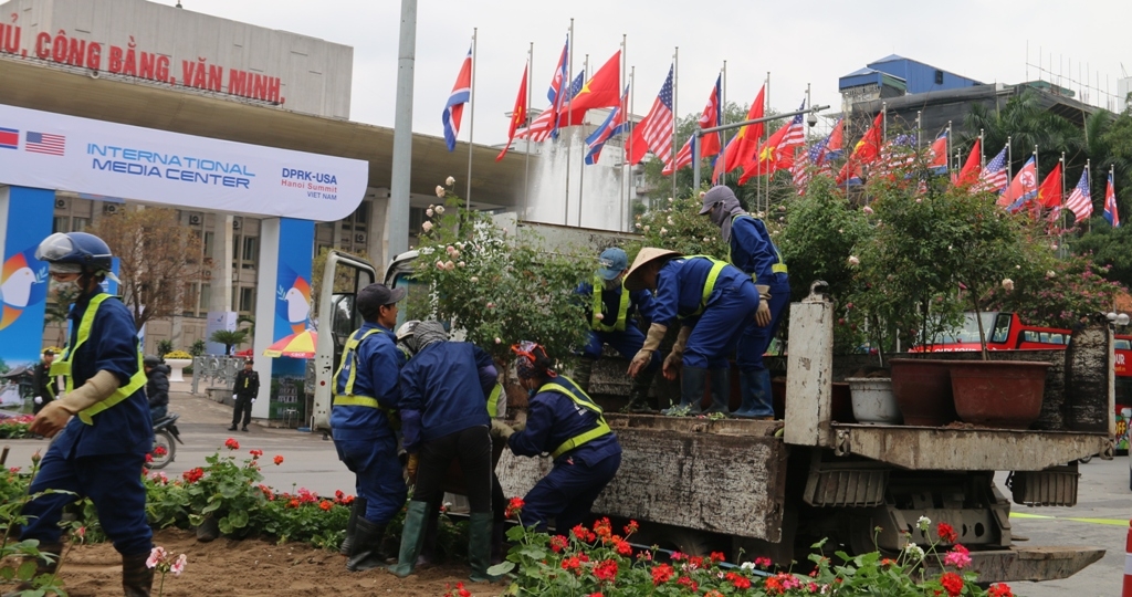 ha noi trang hoang ruc ro truoc them hoi nghi thuong dinh my trieu