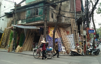 1001 kiểu lấn chiếm vỉa hè ở Hà Nội