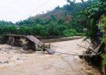 Mưa lũ làm sập cầu Lào Cai