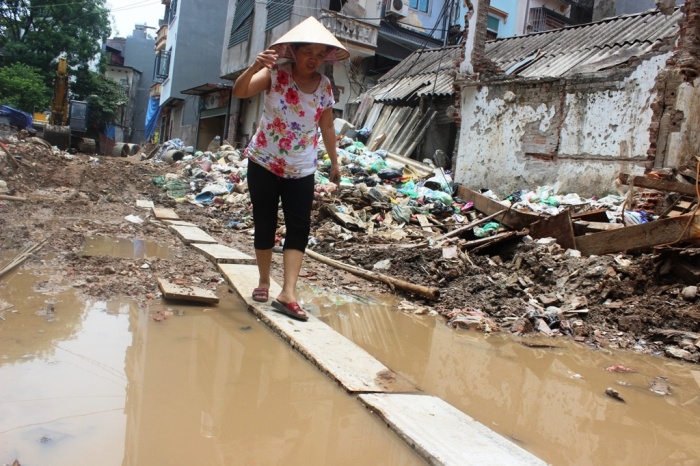 ha noi bac cau loi nuoc thai vao nha