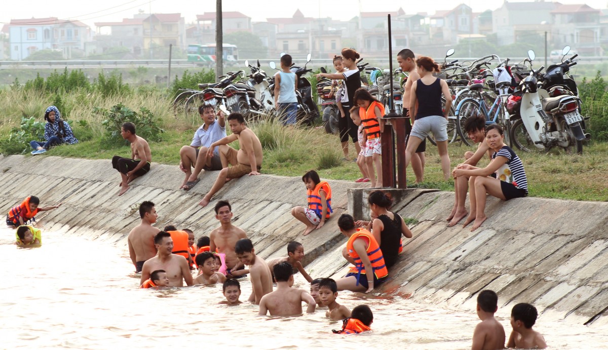 Hà Nội: Kênh thủy lợi nhộn nhịp như… bãi biển