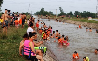 Hà Nội: Kênh thủy lợi nhộn nhịp như… bãi biển