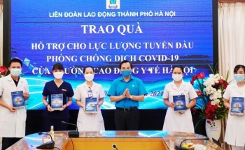 Trao quà hỗ trợ lực lượng tuyến đầu chống dịch tại Trường Cao đẳng Y tế Hà Nội