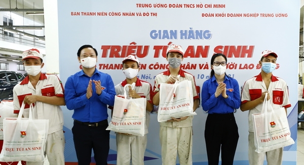 Gian hàng “Triệu túi an sinh” sẻ chia khó khăn với người lao động