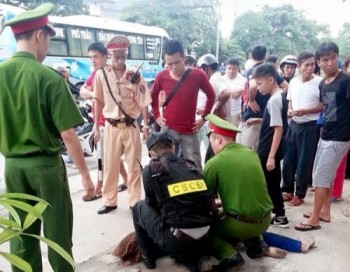 Mẹ 'ngáo đá' bế con lao vào ôtô