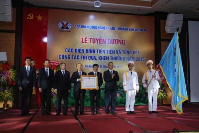 TKV tuyên dương các điển hình tiên tiến năm 2015