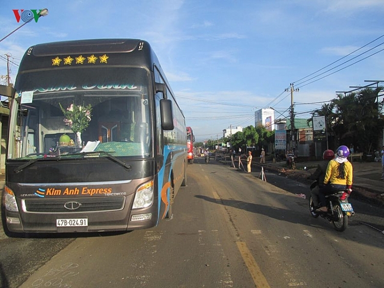 mot phu nu di bo ben le duong bi xe khach can tu vong