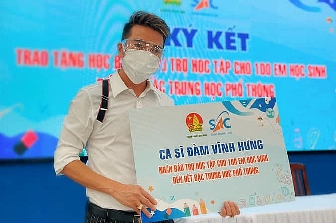 Đàm Vĩnh Hưng là một trong những nghệ sĩ hoạt động thiện nguyện tích cực thời dịch. 