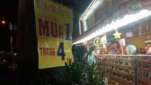 Bánh Trung thu: "Mua 1 tặng 3"