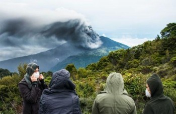 Núi lửa phun trào dữ dội ở Costa Rica