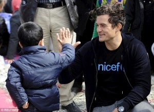 Orlando Bloom thăm người di cư ở biên giới Macedonia