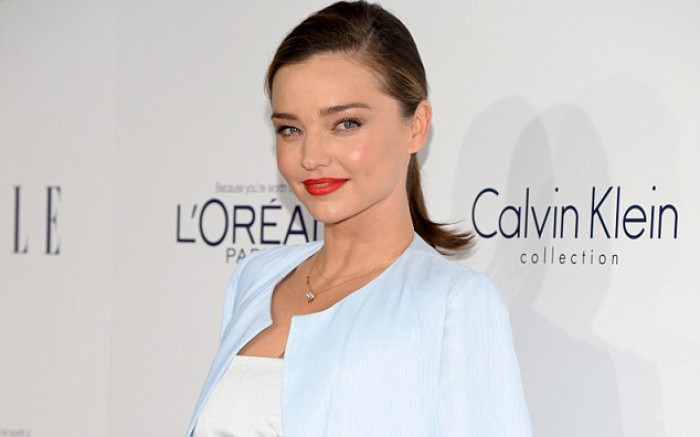 Miranda Kerr tự tin khoe eo thon