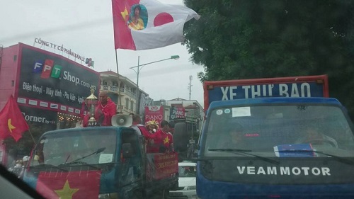 Fan hâm mộ bóng đá cuồng nhiệt trước giờ G