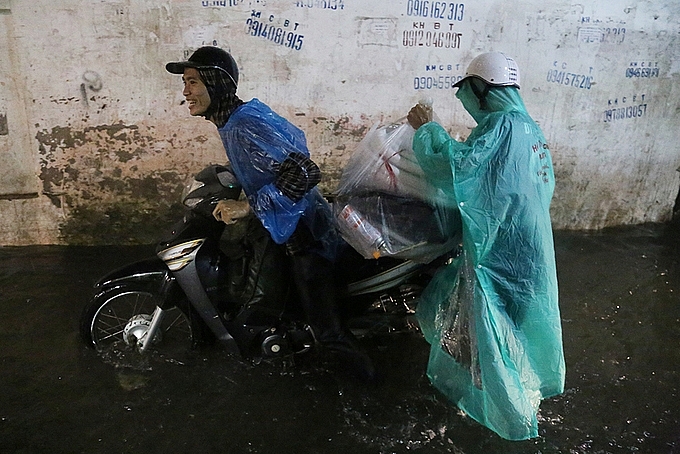 mua lon nhieu pho ha noi bien thanh song