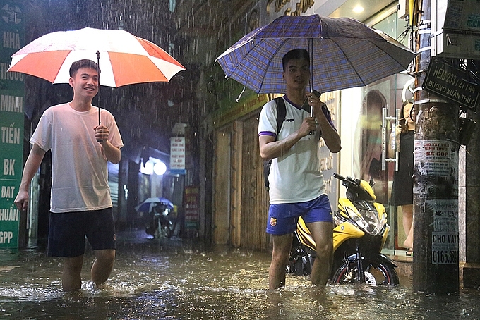 mua lon nhieu pho ha noi bien thanh song