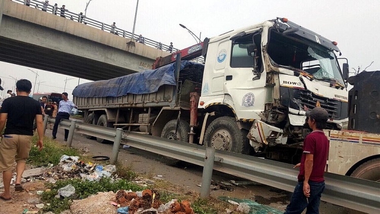 xe tai dam xe khach tren cao toc ha noi bac giang 8 nguoi thuong vong