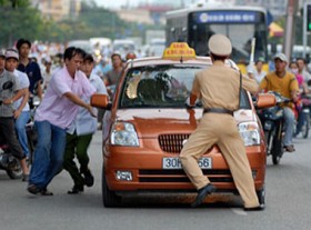 Taxi chèn qua người trung úy công an