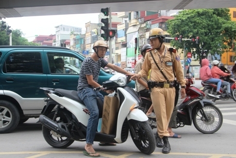 Ngày đầu xử phạt mũ bảo hiểm "rởm"